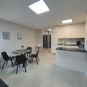 https://apartament-de-lux-apart-45-grabiszynska.hotelswroclaw.com